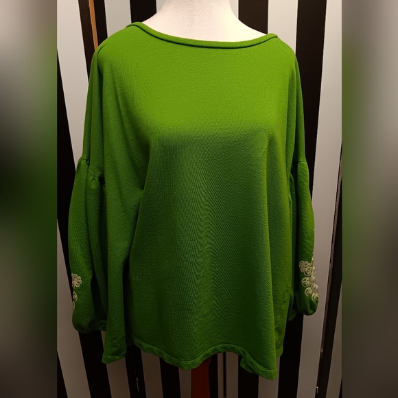 crown & ivy Tops - Crown & ivy puff sleeve